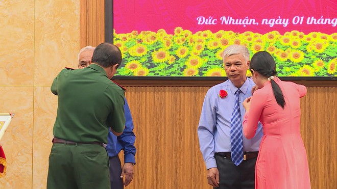 Phường Đức Nhuận trao Huy hiệu Đảng đợt 7/11/2025 và ra mắt Câu lạc bộ Võ thuật Ban Chỉ huy Quân sự - Ảnh 8.