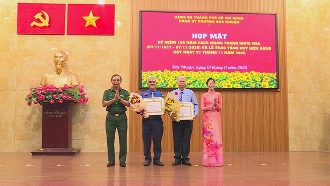 Phường Đức Nhuận trao Huy hiệu Đảng đợt 7/11/2025 và ra mắt Câu lạc bộ Võ thuật Ban Chỉ huy Quân sự - Ảnh 6.