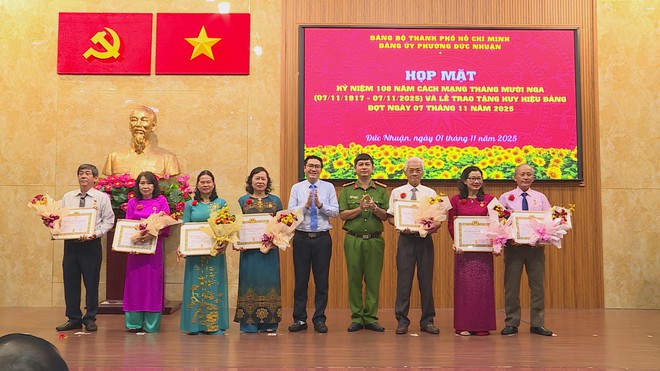 Phường Đức Nhuận trao Huy hiệu Đảng đợt 7/11/2025 và ra mắt Câu lạc bộ Võ thuật Ban Chỉ huy Quân sự - Ảnh 9.