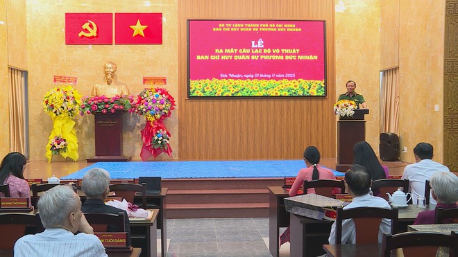 Phường Đức Nhuận trao Huy hiệu Đảng đợt 7/11/2025 và ra mắt Câu lạc bộ Võ thuật Ban Chỉ huy Quân sự - Ảnh 1.
