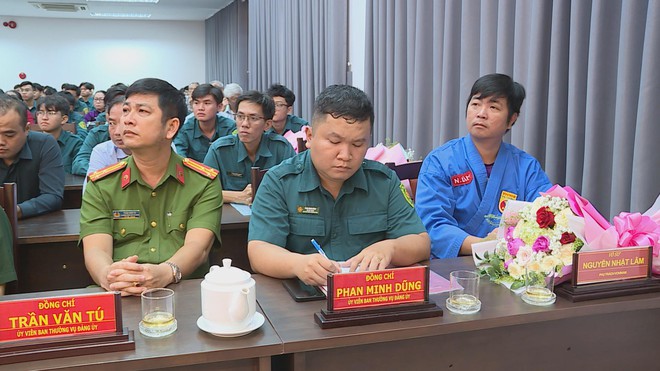 Phường Đức Nhuận trao Huy hiệu Đảng đợt 7/11/2025 và ra mắt Câu lạc bộ Võ thuật Ban Chỉ huy Quân sự - Ảnh 5.