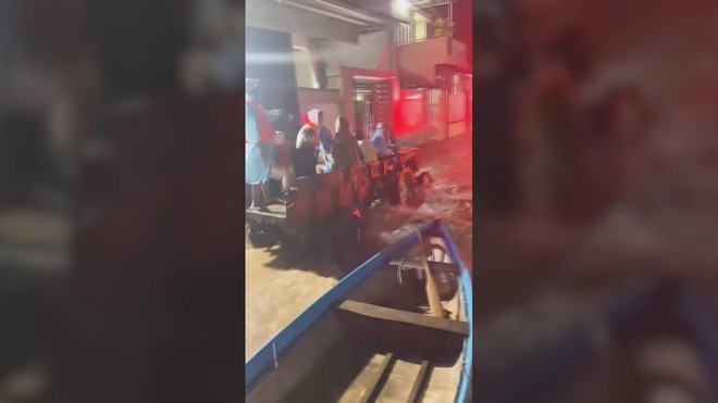 Khánh Hòa: Khẩn trương chống lũ đặc biệt lớn trên sông Dinh, sơ tán dân trong đêm- Ảnh 1. Khánh Hòa: Khẩn trương chống lũ đặc biệt lớn trên sông Dinh, sơ tán dân trong đêm- Ảnh 1.