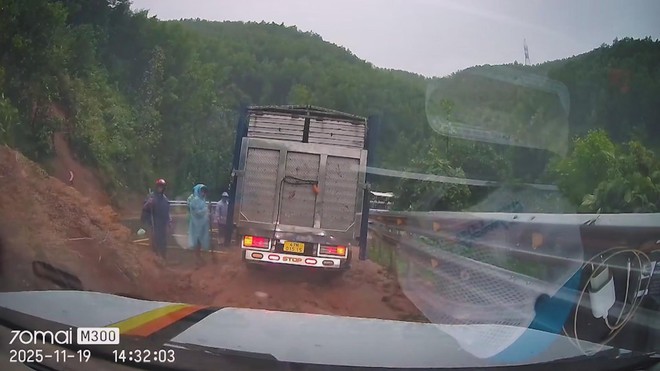 Quốc lộ 26 tê liệt do sạt lở đèo Phượng Hoàng: Tuyến Đắk Lắk - Khánh Hòa bị cô lập hoàn toàn- Ảnh 1. Quốc lộ 26 tê liệt do sạt lở đèo Phượng Hoàng: Tuyến Đắk Lắk - Khánh Hòa bị cô lập hoàn toàn- Ảnh 1.