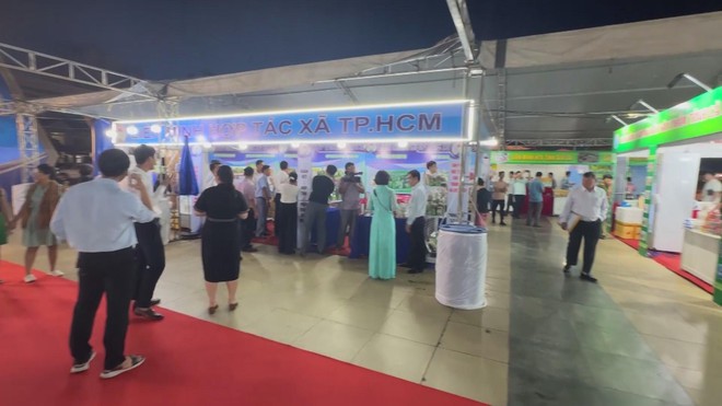 Khai mạc Hội chợ Xúc tiến Thương mại khu vực miền Nam 2025- Ảnh 3.