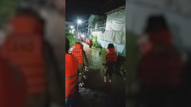 Khánh Hòa: Khẩn trương chống lũ đặc biệt lớn trên sông Dinh, sơ tán dân trong đêm- Ảnh 2. Khánh Hòa: Khẩn trương chống lũ đặc biệt lớn trên sông Dinh, sơ tán dân trong đêm- Ảnh 2.