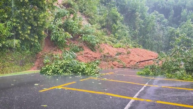 Quốc lộ 26 tê liệt do sạt lở đèo Phượng Hoàng: Tuyến Đắk Lắk - Khánh Hòa bị cô lập hoàn toàn- Ảnh 2. Quốc lộ 26 tê liệt do sạt lở đèo Phượng Hoàng: Tuyến Đắk Lắk - Khánh Hòa bị cô lập hoàn toàn- Ảnh 2.