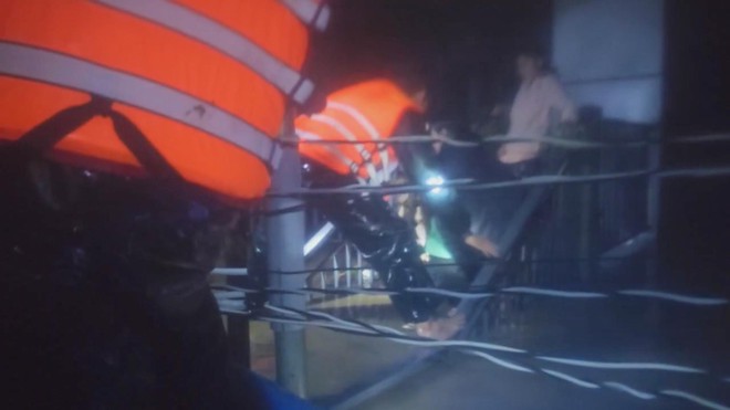 Khánh Hòa: Khẩn trương chống lũ đặc biệt lớn trên sông Dinh, sơ tán dân trong đêm- Ảnh 3. Khánh Hòa: Khẩn trương chống lũ đặc biệt lớn trên sông Dinh, sơ tán dân trong đêm- Ảnh 3.