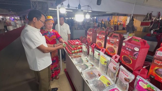 Khai mạc Hội chợ Xúc tiến Thương mại khu vực miền Nam 2025- Ảnh 2.