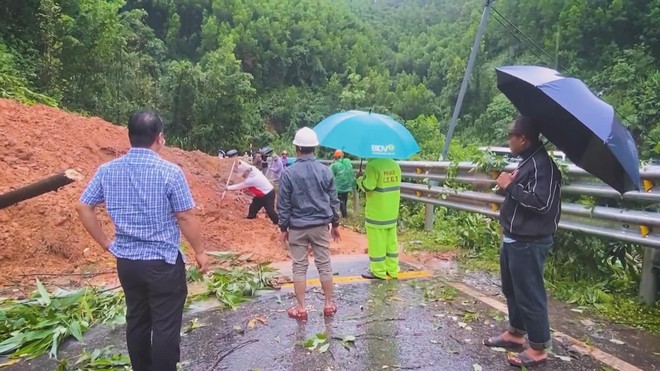 Quốc lộ 26 tê liệt do sạt lở đèo Phượng Hoàng: Tuyến Đắk Lắk - Khánh Hòa bị cô lập hoàn toàn- Ảnh 3. Quốc lộ 26 tê liệt do sạt lở đèo Phượng Hoàng: Tuyến Đắk Lắk - Khánh Hòa bị cô lập hoàn toàn- Ảnh 3.