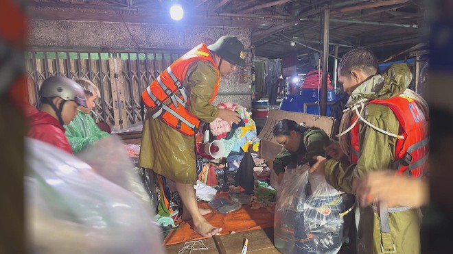 Khánh Hòa: Khẩn trương chống lũ đặc biệt lớn trên sông Dinh, sơ tán dân trong đêm- Ảnh 4. Khánh Hòa: Khẩn trương chống lũ đặc biệt lớn trên sông Dinh, sơ tán dân trong đêm- Ảnh 4.