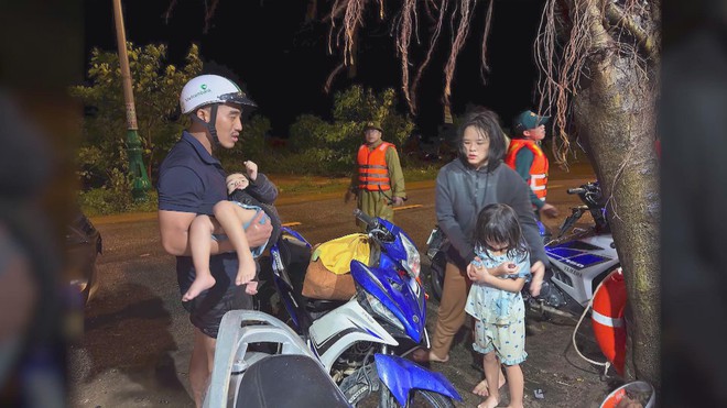 Khánh Hòa: Khẩn trương chống lũ đặc biệt lớn trên sông Dinh, sơ tán dân trong đêm- Ảnh 5. Khánh Hòa: Khẩn trương chống lũ đặc biệt lớn trên sông Dinh, sơ tán dân trong đêm- Ảnh 5.