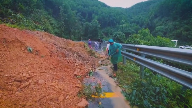 Quốc lộ 26 tê liệt do sạt lở đèo Phượng Hoàng: Tuyến Đắk Lắk - Khánh Hòa bị cô lập hoàn toàn- Ảnh 5. Quốc lộ 26 tê liệt do sạt lở đèo Phượng Hoàng: Tuyến Đắk Lắk - Khánh Hòa bị cô lập hoàn toàn- Ảnh 5.
