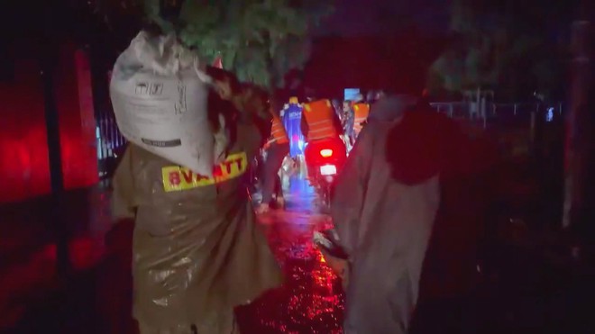 Khánh Hòa: Khẩn trương chống lũ đặc biệt lớn trên sông Dinh, sơ tán dân trong đêm- Ảnh 6. Khánh Hòa: Khẩn trương chống lũ đặc biệt lớn trên sông Dinh, sơ tán dân trong đêm- Ảnh 6.