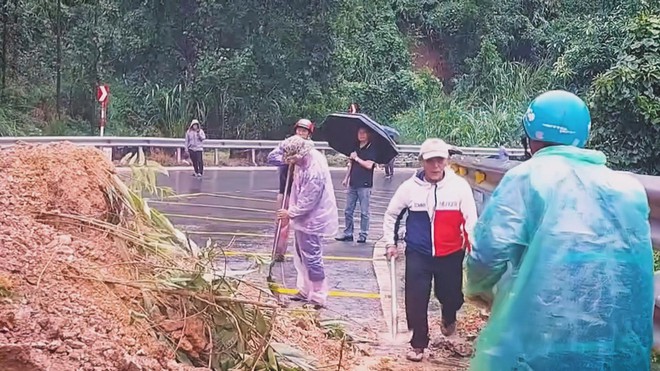 Quốc lộ 26 tê liệt do sạt lở đèo Phượng Hoàng: Tuyến Đắk Lắk - Khánh Hòa bị cô lập hoàn toàn- Ảnh 6. Quốc lộ 26 tê liệt do sạt lở đèo Phượng Hoàng: Tuyến Đắk Lắk - Khánh Hòa bị cô lập hoàn toàn- Ảnh 6.