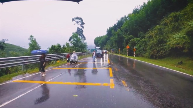 Quốc lộ 26 tê liệt do sạt lở đèo Phượng Hoàng: Tuyến Đắk Lắk - Khánh Hòa bị cô lập hoàn toàn- Ảnh 4. Quốc lộ 26 tê liệt do sạt lở đèo Phượng Hoàng: Tuyến Đắk Lắk - Khánh Hòa bị cô lập hoàn toàn- Ảnh 4.