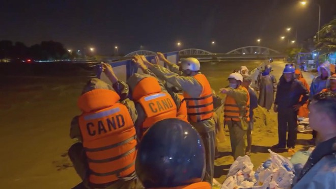 Khánh Hòa: Khẩn trương chống lũ đặc biệt lớn trên sông Dinh, sơ tán dân trong đêm- Ảnh 8. Khánh Hòa: Khẩn trương chống lũ đặc biệt lớn trên sông Dinh, sơ tán dân trong đêm- Ảnh 8.