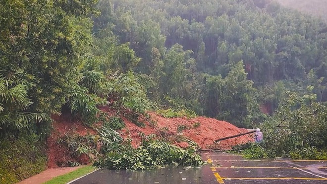 Quốc lộ 26 tê liệt do sạt lở đèo Phượng Hoàng: Tuyến Đắk Lắk - Khánh Hòa bị cô lập hoàn toàn- Ảnh 8. Quốc lộ 26 tê liệt do sạt lở đèo Phượng Hoàng: Tuyến Đắk Lắk - Khánh Hòa bị cô lập hoàn toàn- Ảnh 8.