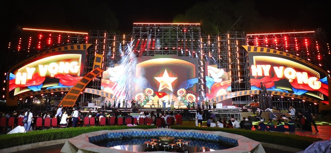 Khai mạc Triển lãm "TP. Hồ Chí Minh vươn mình cùng đất nước qua góc nhìn điện ảnh" - Ảnh 10.