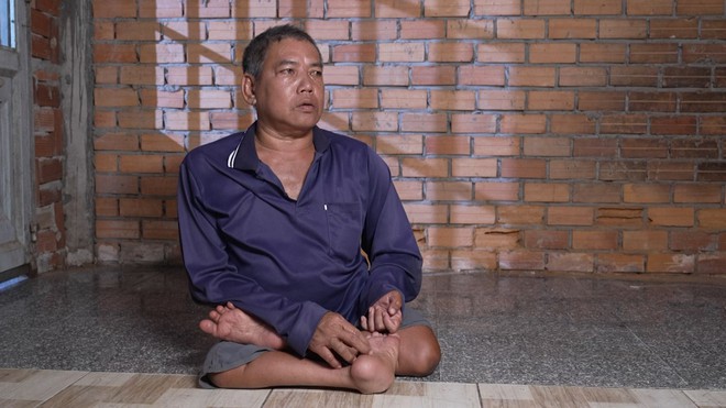 Mái ấm gia đình Việt: Cậu bé Minh Tiến bán vé số phụ giúp cha mẹ khuyết tật - Ảnh 1.