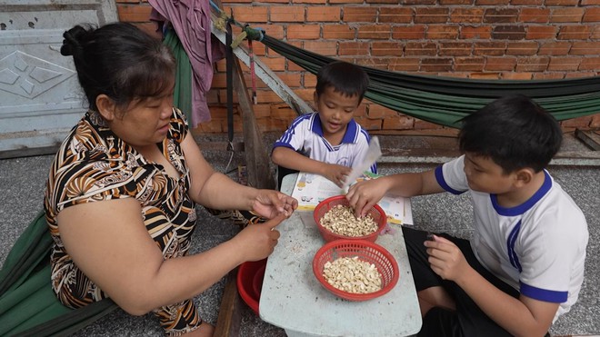 Mái ấm gia đình Việt: Cậu bé Minh Tiến bán vé số phụ giúp cha mẹ khuyết tật - Ảnh 4.