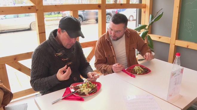 Đức: Quán cà phê phục vụ món SALAD... côn trùng! - Ảnh 2.