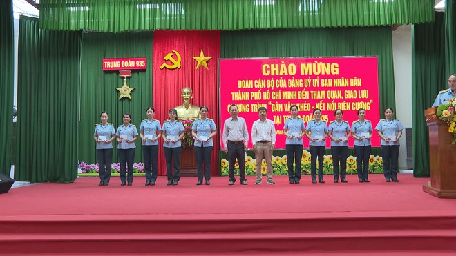 TP. Hồ Chí Minh mang công trình nước sạch và quà tặng nghĩa tình đến với "Canh trời" Trung đoàn 935 - Ảnh 2.