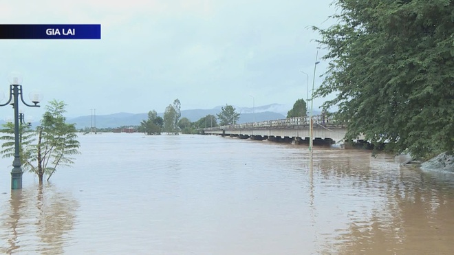 Nhiều xã phía Tây Gia Lai vẫn ngập cục bộ, giao thông hư hỏng nặng - Ảnh 2.