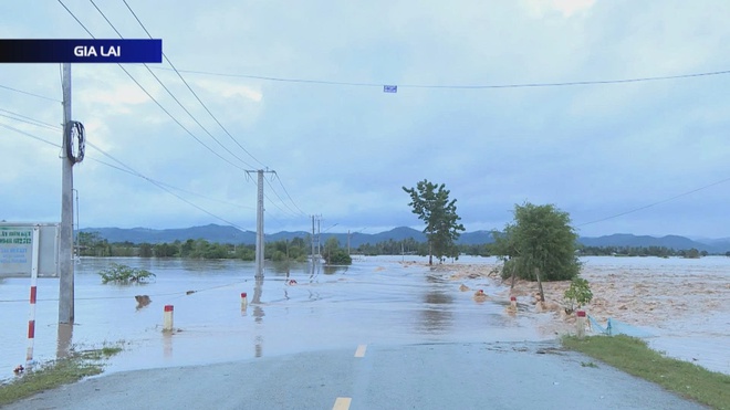 Nhiều xã phía Tây Gia Lai vẫn ngập cục bộ, giao thông hư hỏng nặng - Ảnh 3.