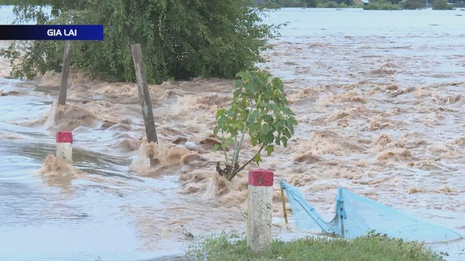 Nhiều xã phía Tây Gia Lai vẫn ngập cục bộ, giao thông hư hỏng nặng - Ảnh 1.