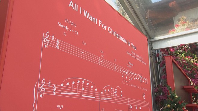 Bản hit của Mariah Carey khuấy động không khí mùa lễ hội tại Mỹ  - Ảnh 2.