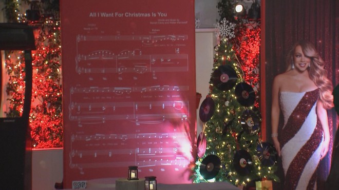 Bản hit của Mariah Carey khuấy động không khí mùa lễ hội tại Mỹ  - Ảnh 3.