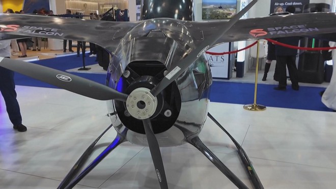 Taxi bay gây chú ý tạ triễn lãm Hàng không Dubai 2025 - Ảnh 2.