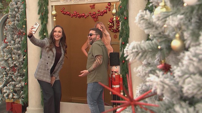 Bản hit của Mariah Carey khuấy động không khí mùa lễ hội tại Mỹ  - Ảnh 1.