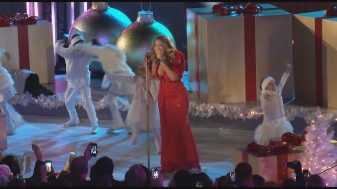 Bản hit của Mariah Carey khuấy động không khí mùa lễ hội tại Mỹ  - Ảnh 4.