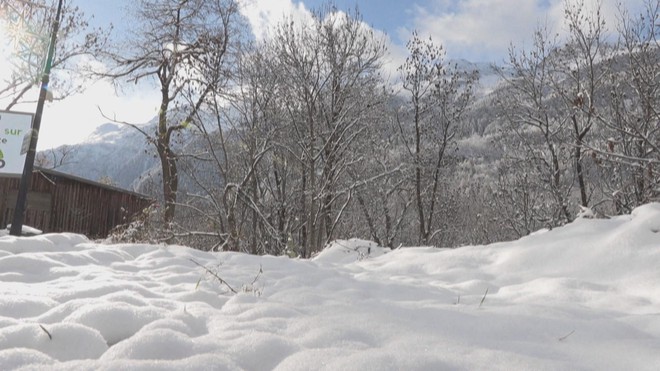 Tuyết phủ trắng dãy Alpes thuộc Pháp giữa mùa thu- Ảnh 3. Tuyết phủ trắng dãy Alpes thuộc Pháp giữa mùa thu- Ảnh 3.
