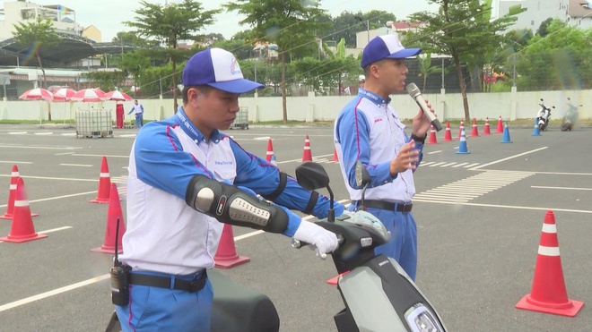 Công an TP. Hồ Chí Minh tập huấn hướng dẫn kỹ năng lái xe gắn máy an toàn cho học sinh- Ảnh 3.