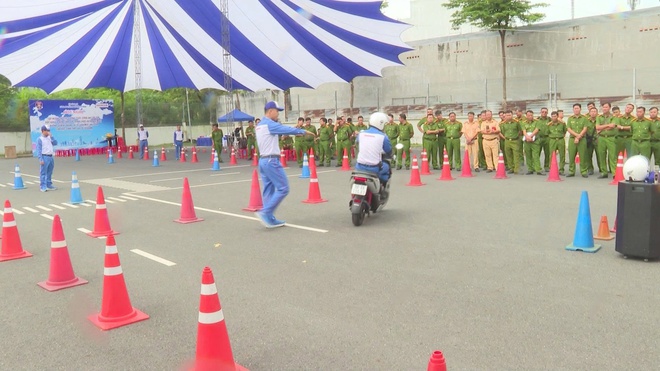 Công an TP. Hồ Chí Minh tập huấn hướng dẫn kỹ năng lái xe gắn máy an toàn cho học sinh- Ảnh 4.