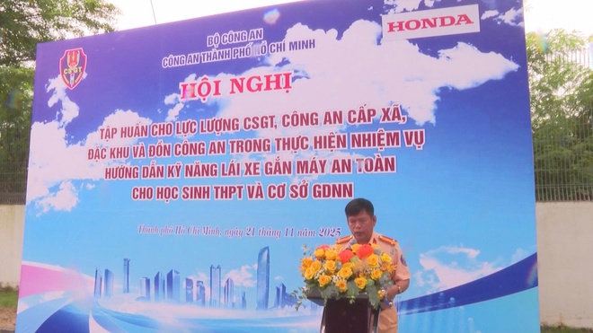 Công an TP. Hồ Chí Minh tập huấn hướng dẫn kỹ năng lái xe gắn máy an toàn cho học sinh- Ảnh 2.