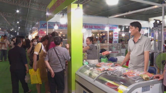 Dấu ấn Lễ hội Cua Cà Mau 2025: Lan tỏa "Hương rừng - Vị biển" giữa lòng thành phố- Ảnh 3. Dấu ấn Lễ hội Cua Cà Mau 2025: Lan tỏa "Hương rừng - Vị biển" giữa lòng thành phố- Ảnh 3.