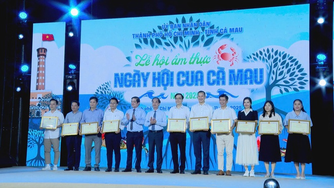 Dấu ấn Lễ hội Cua Cà Mau 2025: Lan tỏa "Hương rừng - Vị biển" giữa lòng thành phố- Ảnh 6. Dấu ấn Lễ hội Cua Cà Mau 2025: Lan tỏa "Hương rừng - Vị biển" giữa lòng thành phố- Ảnh 6.