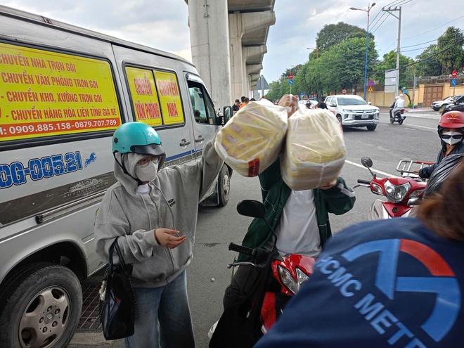 Toàn tuyến Metro số 1 chuyển hàng cứu trợ người dân vùng lũ- Ảnh 3. Toàn tuyến Metro số 1 chuyển hàng cứu trợ người dân vùng lũ- Ảnh 3.