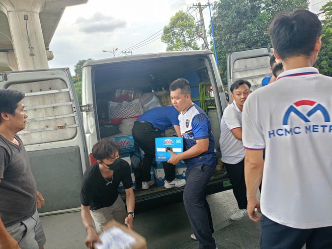 Toàn tuyến Metro số 1 chuyển hàng cứu trợ người dân vùng lũ- Ảnh 5. Toàn tuyến Metro số 1 chuyển hàng cứu trợ người dân vùng lũ- Ảnh 5.