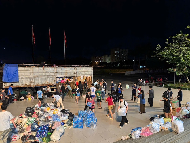 Toàn tuyến Metro số 1 chuyển hàng cứu trợ người dân vùng lũ- Ảnh 4. Toàn tuyến Metro số 1 chuyển hàng cứu trợ người dân vùng lũ- Ảnh 4.