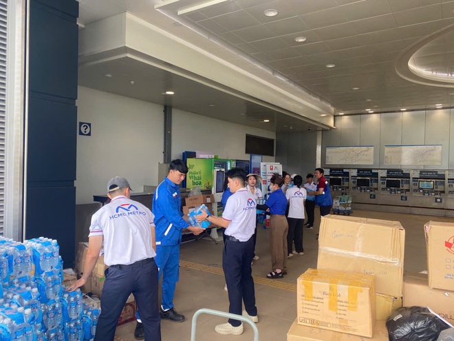 Toàn tuyến Metro số 1 chuyển hàng cứu trợ người dân vùng lũ- Ảnh 6. Toàn tuyến Metro số 1 chuyển hàng cứu trợ người dân vùng lũ- Ảnh 6.