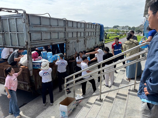 Toàn tuyến Metro số 1 chuyển hàng cứu trợ người dân vùng lũ- Ảnh 2. Toàn tuyến Metro số 1 chuyển hàng cứu trợ người dân vùng lũ- Ảnh 2.