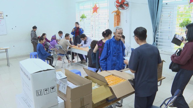 Khánh Hòa: Tiếp nhận hàng trăm tấn hàng hỗ trợ người dân ảnh hưởng bởi lũ lụt  - Ảnh 2.