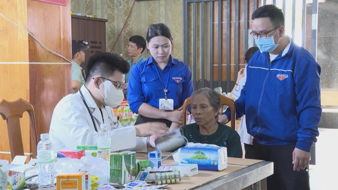 Khánh Hòa: Tiếp nhận hàng trăm tấn hàng hỗ trợ người dân ảnh hưởng bởi lũ lụt  - Ảnh 3.