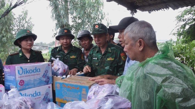 Khánh Hòa: Tiếp nhận hàng trăm tấn hàng hỗ trợ người dân ảnh hưởng bởi lũ lụt  - Ảnh 5.