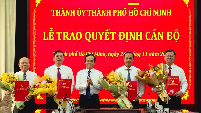 TP. Hồ Chí Minh công bố các quyết định cán về công tác cán bộ - Ảnh 1.