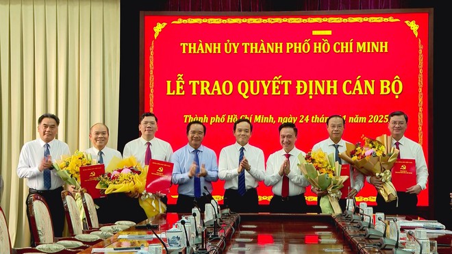 TP. Hồ Chí Minh công bố các quyết định cán về công tác cán bộ - Ảnh 2.